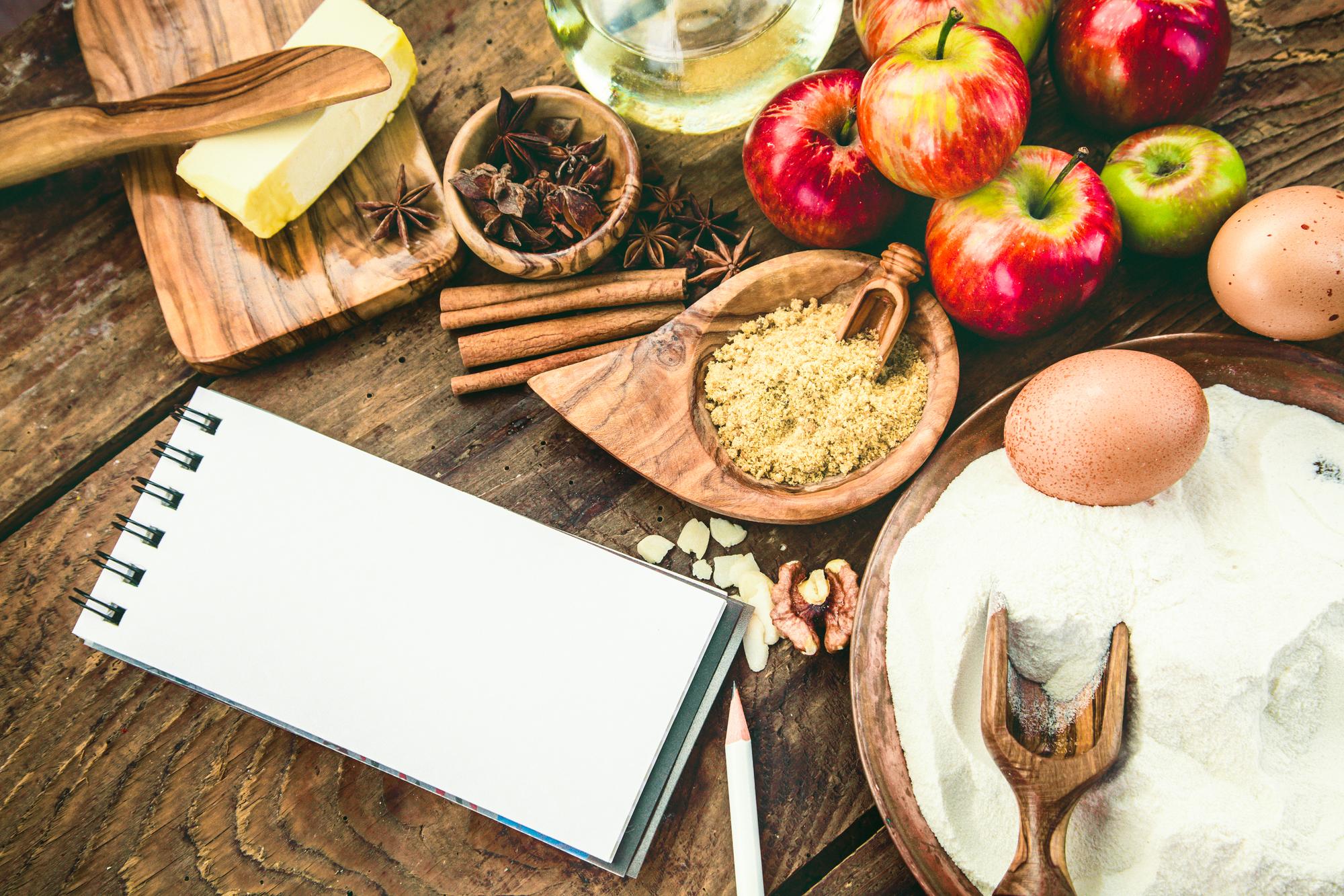 masa de lucru cu ingrediente proaspete și note experimentale
